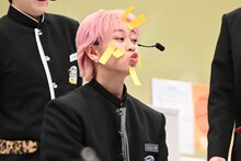 表情筋を動かすシューヤ。