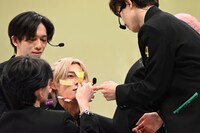 顔にふせんを貼られるアロハ。