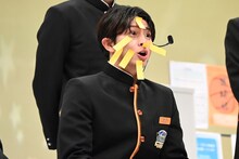 表情筋を動かすハル。