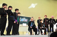 アロハとハルの対決を見守るメンバー。