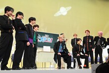 アロハとハルの対決を見守るメンバー。