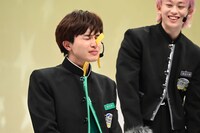 表情筋を動かすタクヤ。