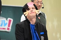 おでこのふせん5枚を落とせず拗ねるカイ。