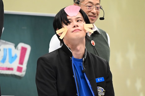 おでこのふせん5枚を落とせず拗ねるカイ。