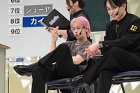 「根はクソ真面目」と診断されたシューヤ（中央）。