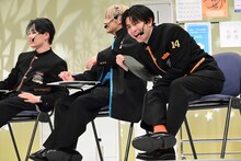 爆笑するハル（手前）。