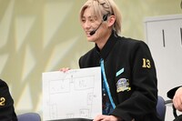 寝室の間取りを見せるアロハ。