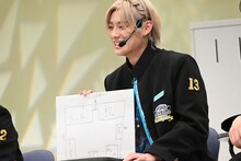 寝室の間取りを見せるアロハ。