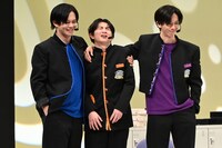 カイとリョウガに絡まれるハル（中央）。