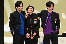 カイとリョウガに絡まれるハル（中央）。