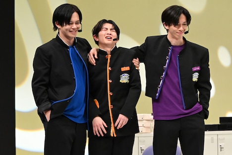 カイとリョウガに絡まれるハル（中央）。