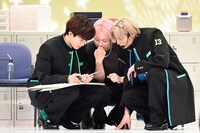 話し合いをするタクヤ、シューヤ、アロハ（左から）。