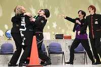 コーナーで衝突が起き、リョウガとユーキが駆け寄る。