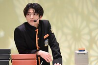 黒板消しを掃除しながら戦況を見守るハル。