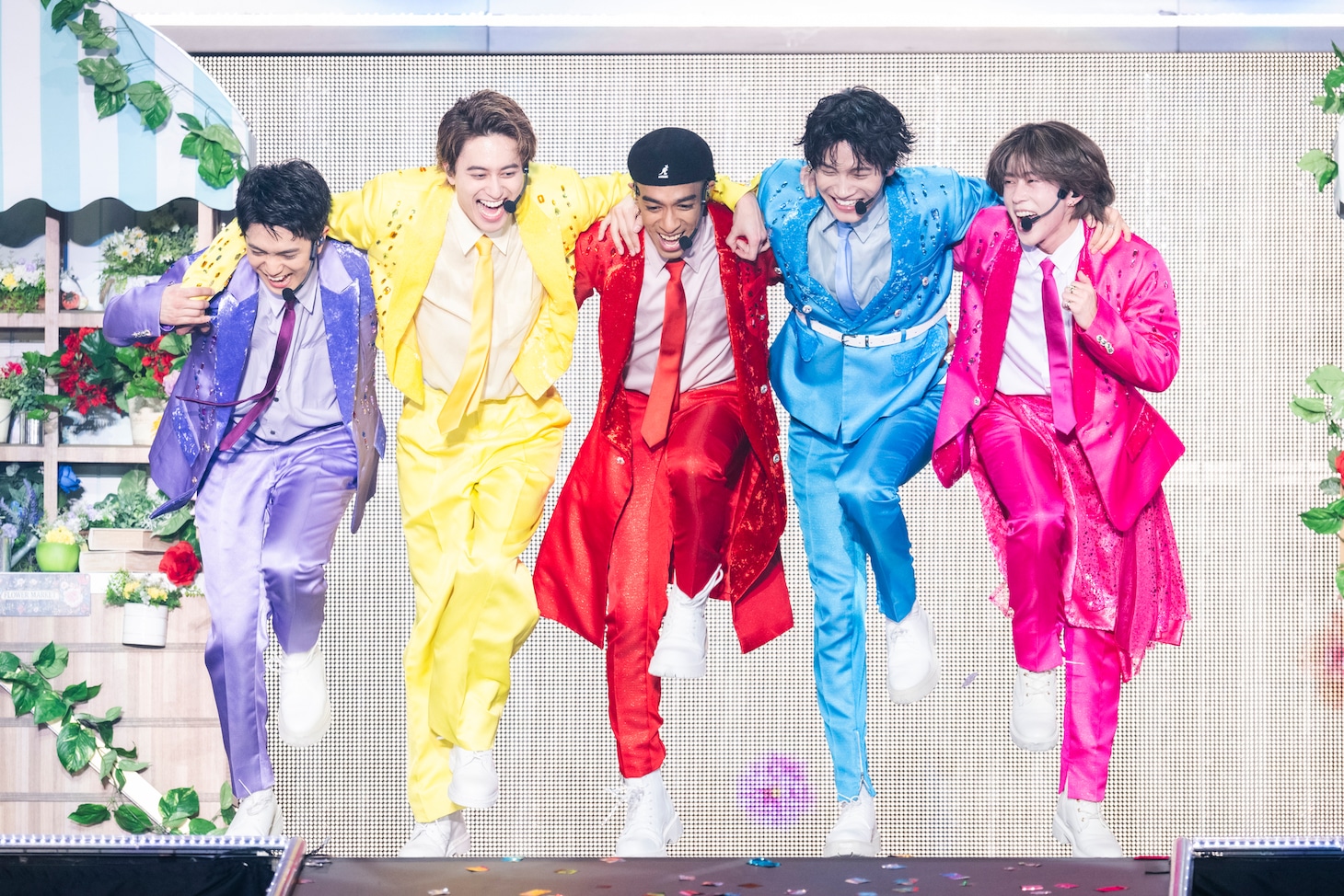 カラフルなスーツを着たAぇ! group。（撮影：田中聖太郎）