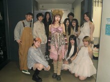 アイナ・ジ・エンドとバンドメンバー。