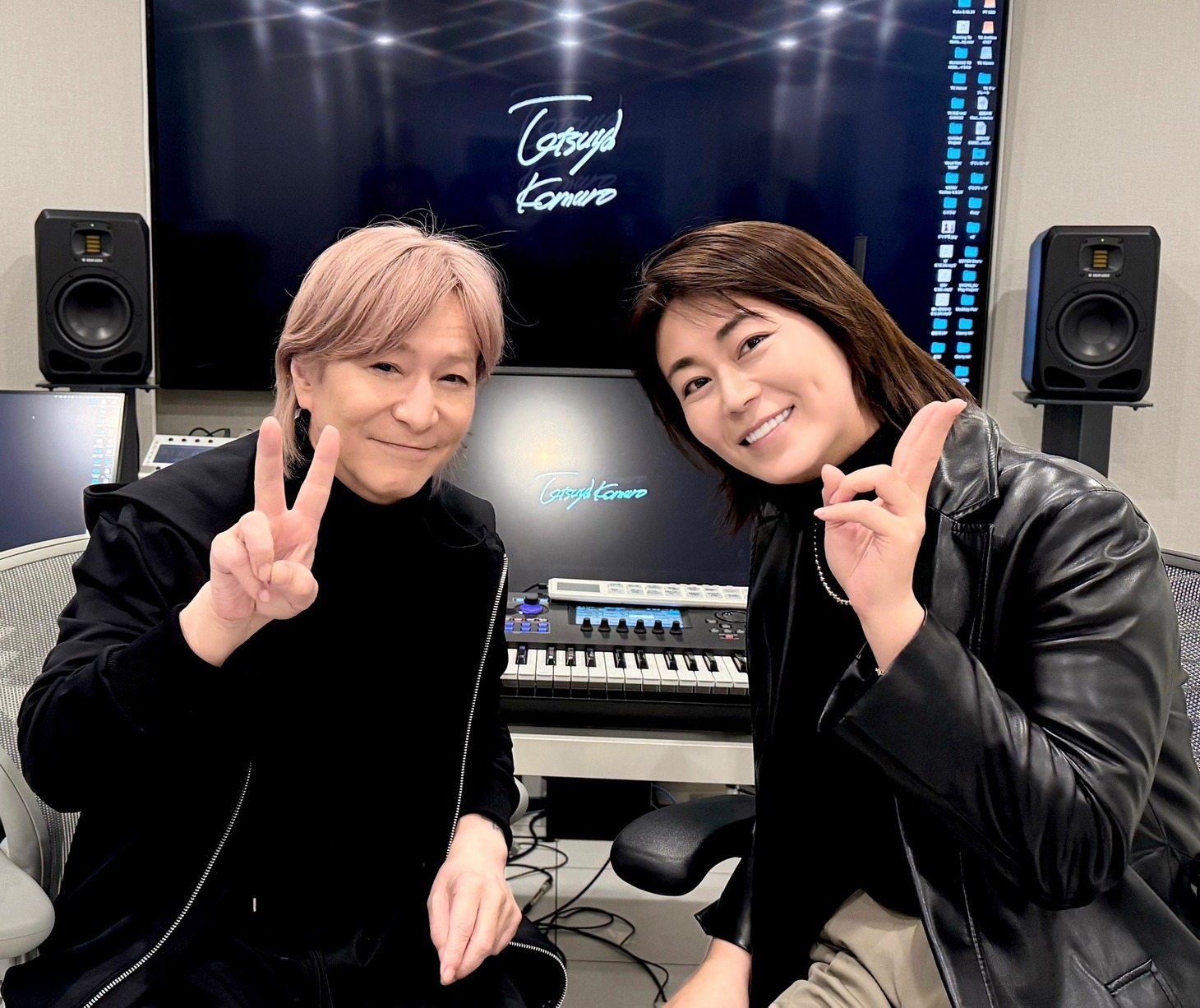 左から小室哲哉、氷川きよし。