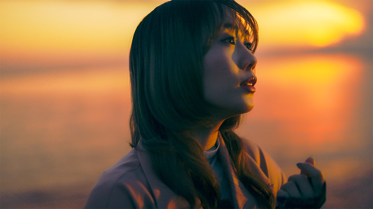 CHiCO「6:00 PM」MVは“オレンジの片割れ”から着想、人生のパートナー・双子の物語