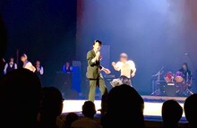 高校の文化祭で米米CLUBをカバーする友田オレ。