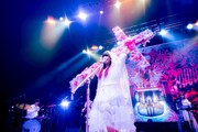 十字架を肩に担いで登場した大森靖子（Vo, G）。（撮影：汐留シユ）