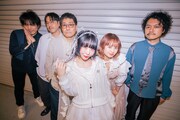 「少女貫徹 四天王LIVE LAST AVEX ワンマン」より、バックステージでの大森靖子と四天王バンド。（撮影：汐留シユ）