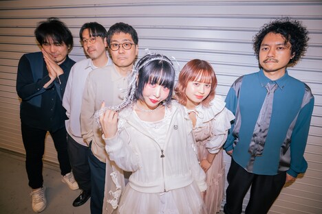 「少女貫徹 四天王LIVE LAST AVEX ワンマン」より、バックステージでの大森靖子と四天王バンド。（撮影：汐留シユ）