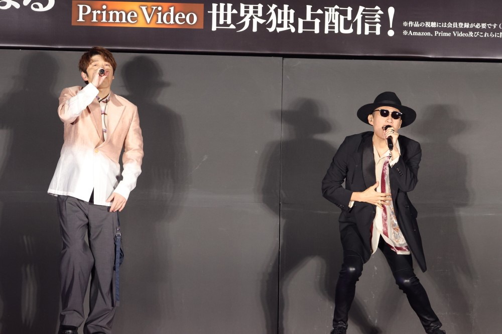 「片田舎のおっさん、剣聖になる」のイベントで歌唱するKEIGO（Vo）とKOHSHI（Vo）。