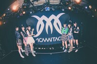 KAMAITACIによるデビューライブの様子。