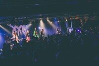 KAMAITACIによるデビューライブの様子。