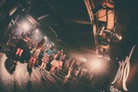 KAMAITACIによるデビューライブの様子。