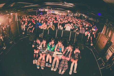 KAMAITACIによるデビューライブの様子。