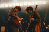 晩餐（川谷絵音 / G）と簸（木下哲 / G）。（Photo by Daiki Miura）