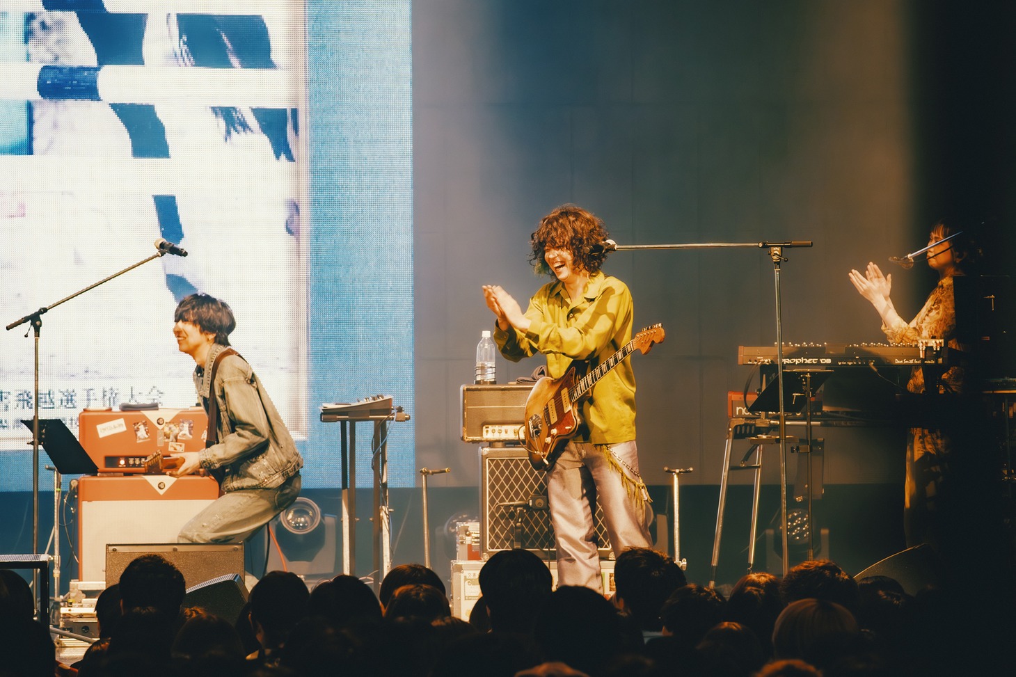 左から晩餐（川谷絵音 / G）、簸（木下哲 / G）、えつこ（Key）。（Photo by Daiki Miura）
