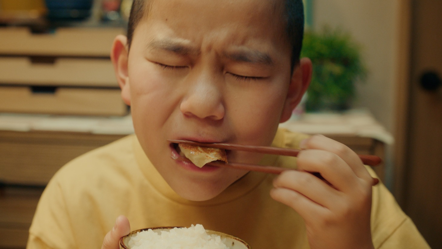 「AJINOMOTOギョーザ」新CM「ラス1」編より。