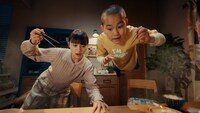 「AJINOMOTOギョーザ」新CM「ラス1」編より。