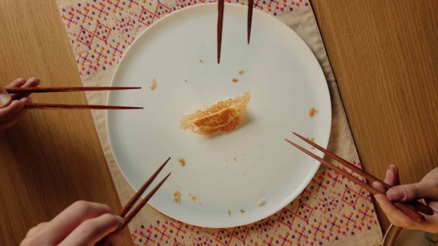 「AJINOMOTOギョーザ」新CM「ラス1」編より。