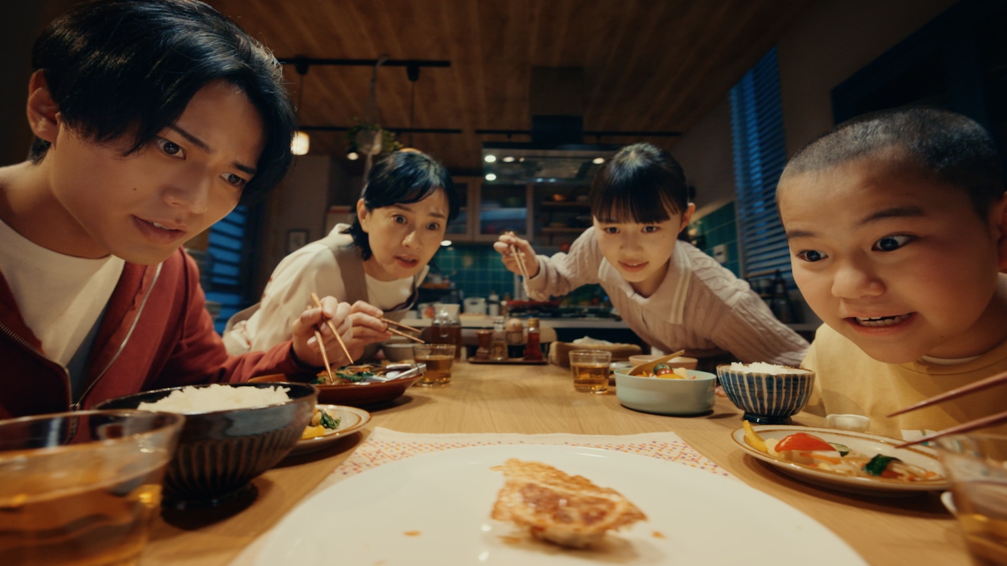 「AJINOMOTOギョーザ」新CM「ラス1」編より。