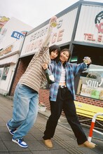 chelmico。右が鈴木真海子。