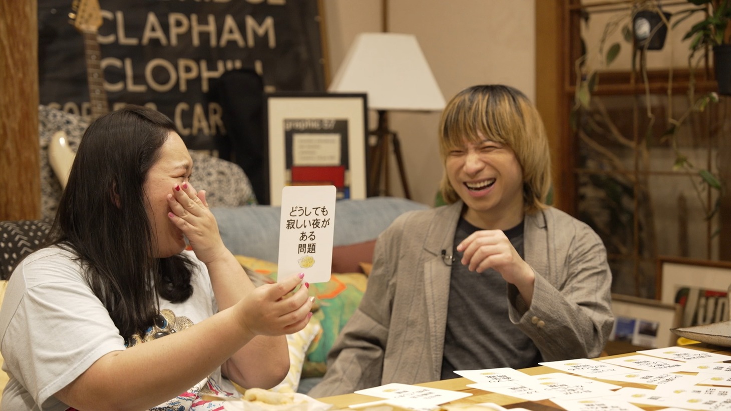 左から田辺智加、尾崎世界観。🄫テレビ東京
