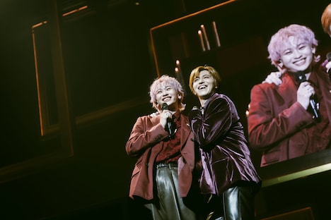 シューヤの肩にそっと寄りかかったタカシ。（撮影：鈴木友莉）