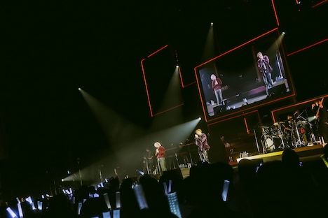 「宇宙ドライブ」の最後の決めポーズを取るせぶいれ。（撮影：鈴木友莉）