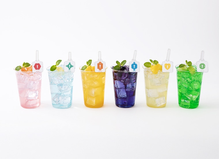「BOYNEXTDOOR CAFE」で提供されるカラフルなドリンク。