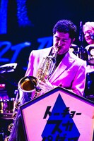 谷中敦（Baritone Sax）（撮影：青木カズロー）