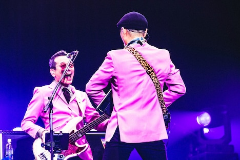 沖祐市(Key)と川上つよし(B)(手前から)。(撮影:青木カズロー)