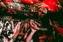 フロアに突っ込む京（Vo / DIR EN GREY、sukekiyo）。（Photo by Victor Nomoto - Metacraft）