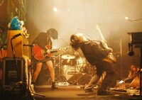 Homecomingsの畳野彩加（Vo, G）と福富優樹（G）。（撮影：池野詩織）