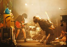 Homecomingsの畳野彩加（Vo, G）と福富優樹（G）。（撮影：池野詩織）