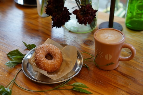 終日oneで提供されるドーナッツとコーヒー。