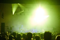 羊文学のパフォーマンスの様子。（撮影：池野詩織）