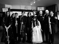 青葉市子と演奏メンバー。（Photo by Ellie Slorick）